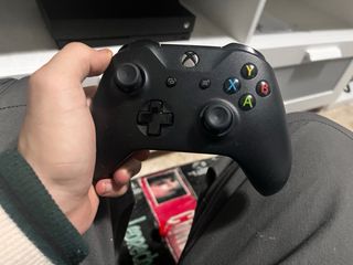 Xbox One X 1TB Nera con 2 Controller e cuffie