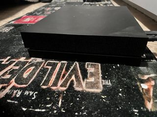 Xbox One X 1TB Nera con 2 Controller e cuffie