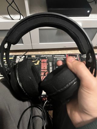 Xbox One X 1TB Nera con 2 Controller e cuffie