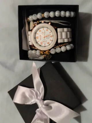Reloj Geneva Dorado con Pulseritas a juego.