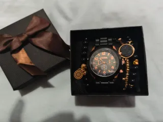 Reloj Geneva Dorado con Pulseritas a juego.