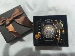 Reloj Geneva Dorado con Pulseritas a juego.