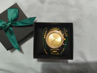 Reloj Geneva Dorado con Pulseritas a juego.
