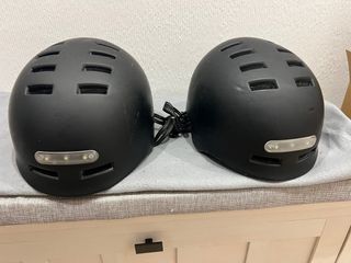 Cascos negros con luces LED