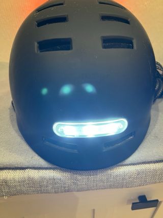 Cascos negros con luces LED