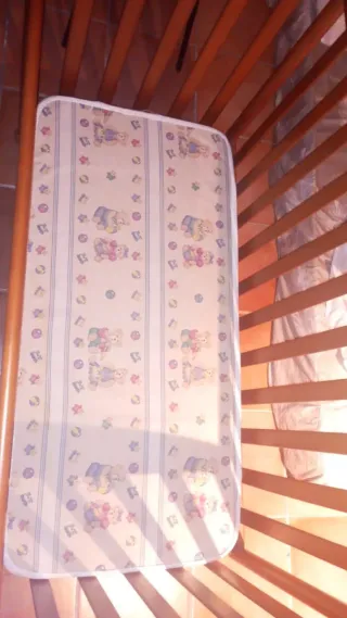 Cuna de madera marrón