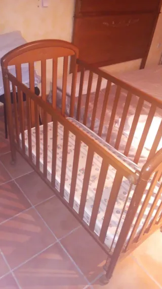 Cuna de madera marrón