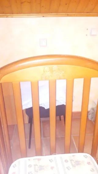 Cuna de madera marrón