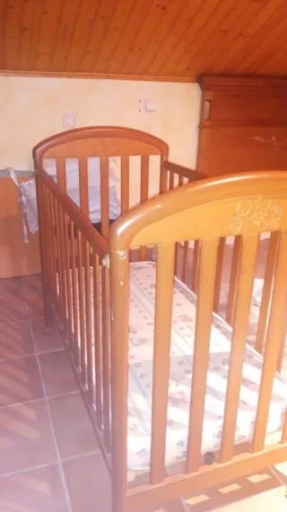 Cuna de madera marrón