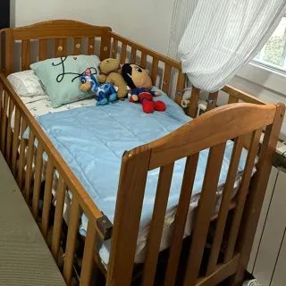 Cuna de madera para bebé + colchón y funda