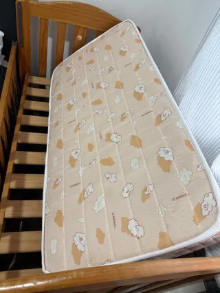 Cuna de madera para bebé + colchón y funda