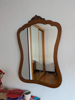 Specchio in legno con cornice intagliata