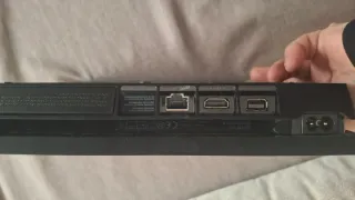 Consola Sony PS4 Negra. Mando blanco de regalo.