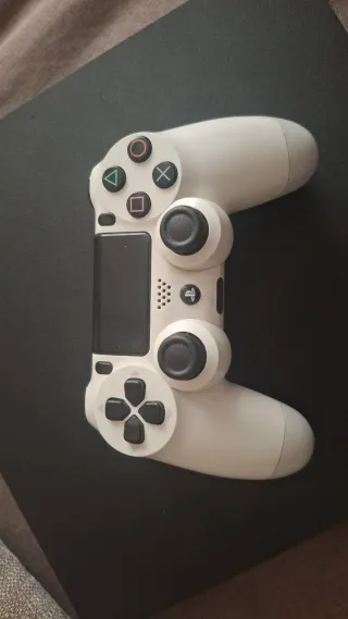 Consola Sony PS4 Negra. Mando blanco de regalo.