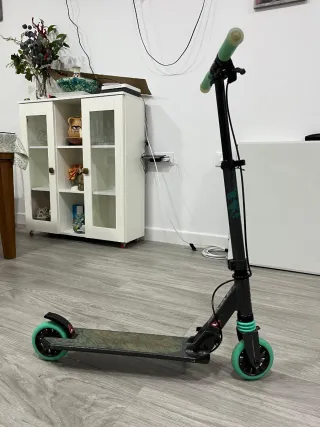 Monopatín infantil verde y negro