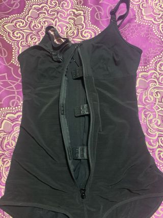 Faja moldeadora negra con cremallera y corchetes