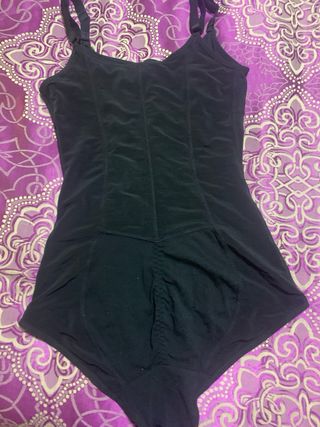 Faja moldeadora negra con cremallera y corchetes