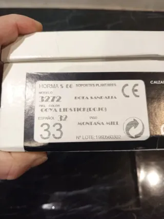 Sandalias rojas para niña