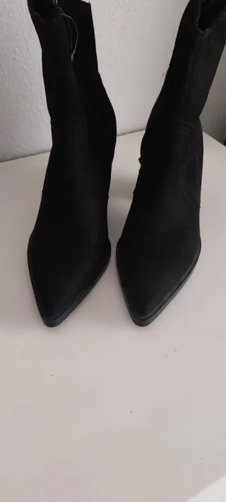 Botines ante negro tacón punta fina