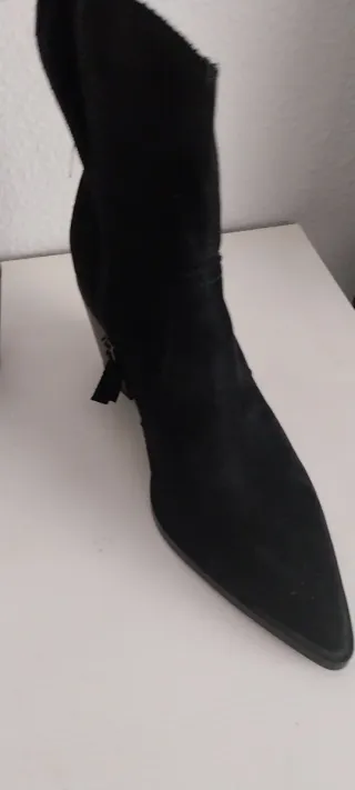 Botines ante negro tacón punta fina