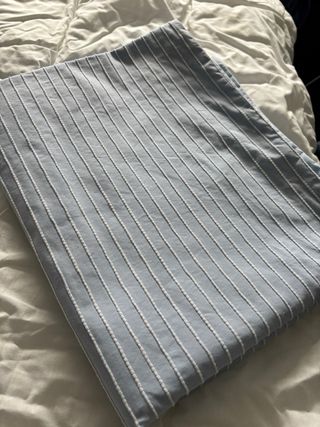 Funda nórdica y detalle de almacenaje