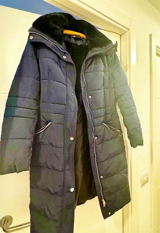 Abrigo largo azul marino con capucha