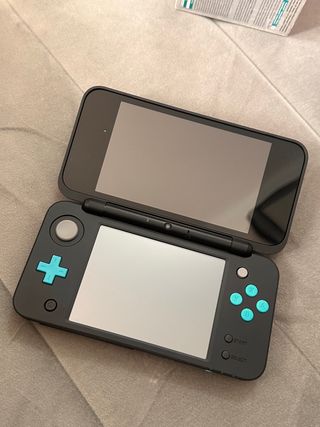 Nintendo 2DS XL Negra y Multicolor