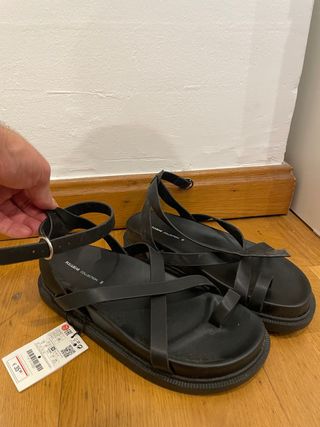 Sandalias Pull&Bear Plataforma Negras. Talla 38
