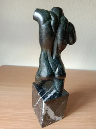 Escultura torso masculino mármol. Negro Verde