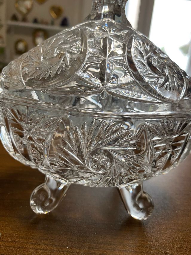 Bombonera de cristal con patas