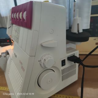 Máquina Coverlock Pfaff