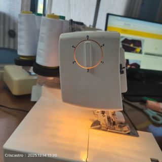 Máquina Coverlock Pfaff