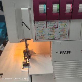 Máquina Coverlock Pfaff