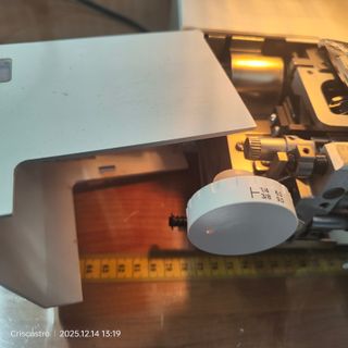 Máquina Coverlock Pfaff