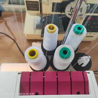 Máquina Coverlock Pfaff