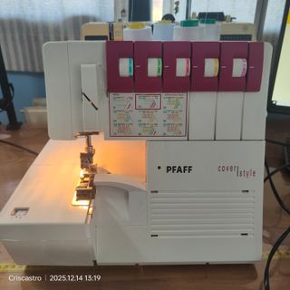 Máquina Coverlock Pfaff
