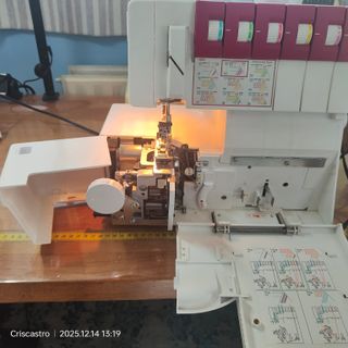 Máquina Coverlock Pfaff