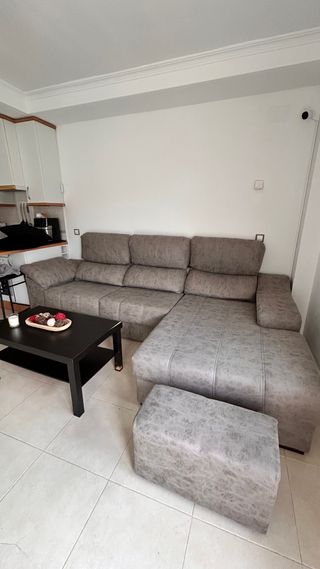 Divano chaise longue grigio con cassetto