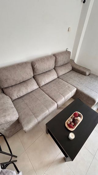 Divano chaise longue grigio con cassetto