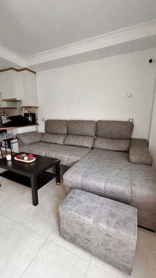 Divano chaise longue grigio con cassetto