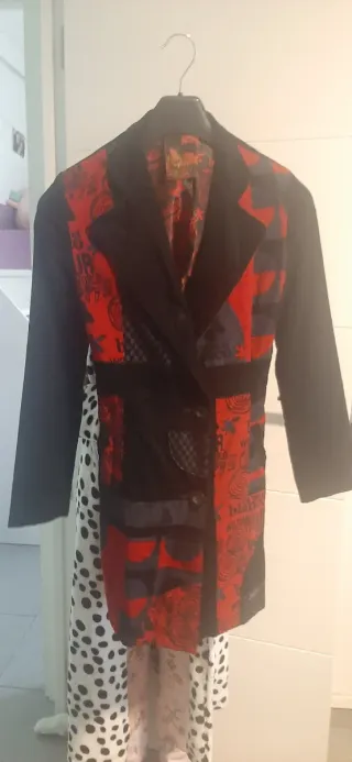 Abrigo desigual negro y rojo