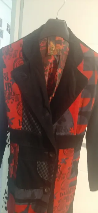 Abrigo desigual negro y rojo