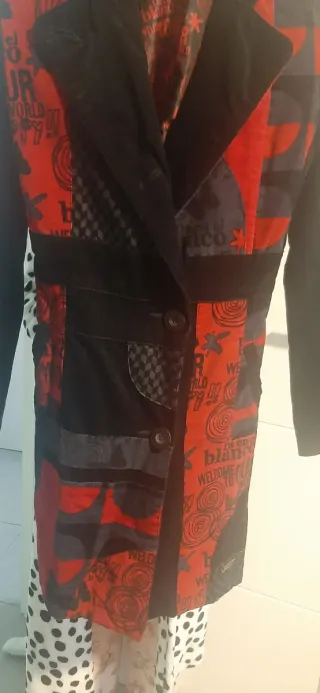 Abrigo desigual negro y rojo