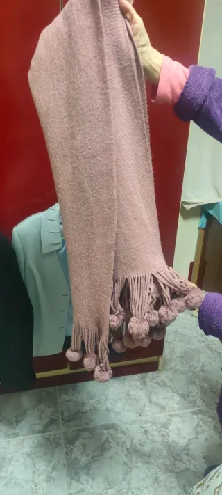 Bufanda de mujer rosa con pompones