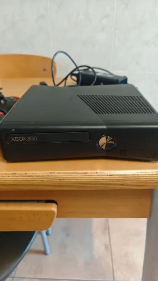 Xbox 360 Negra con 2 mandos y todos los cables.