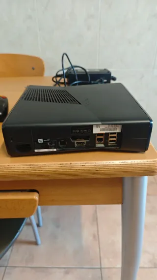 Xbox 360 Negra con 2 mandos y todos los cables.