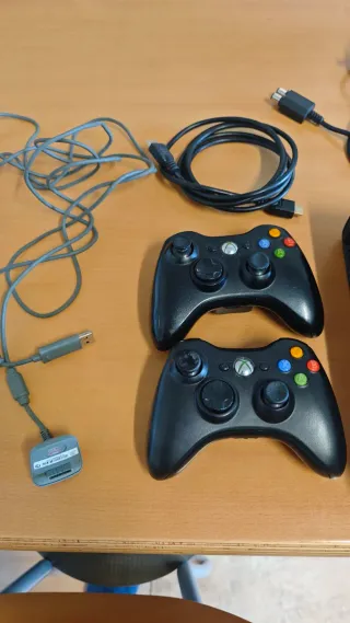 Xbox 360 Negra con 2 mandos y todos los cables.
