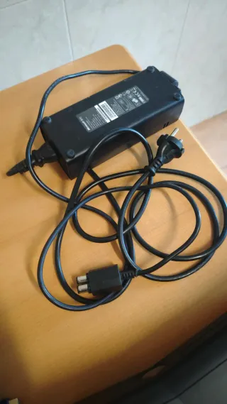 Xbox 360 Negra con 2 mandos y todos los cables.