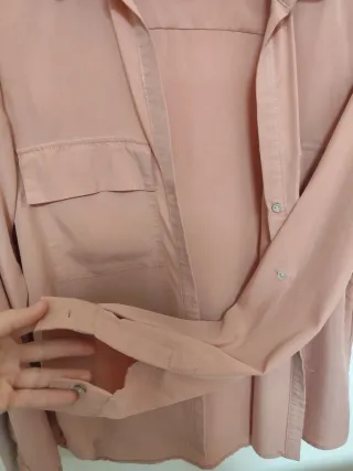 Camisa Stradivarius rosa. Mujer. Talla S