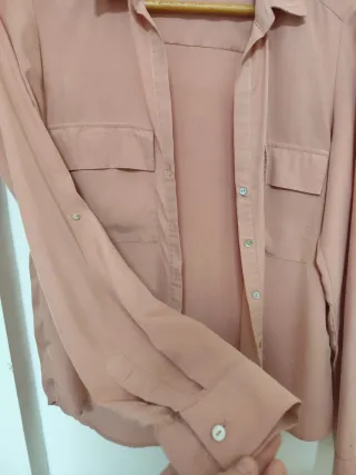 Camisa Stradivarius rosa. Mujer. Talla S